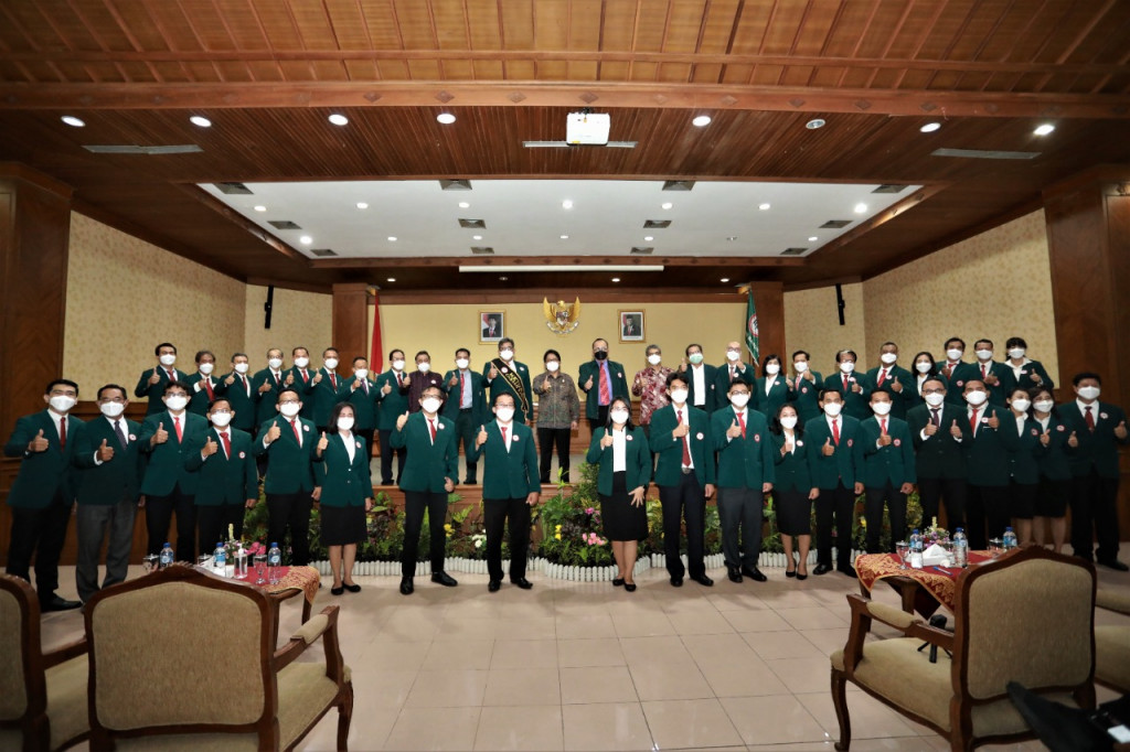 Pelantikan Pengurus IDI Cabang Badung Periode 2021-2024, Bupati Dorong Dokter Muda Sebagai Agen Perubahan Dengan Konsep Melayani
